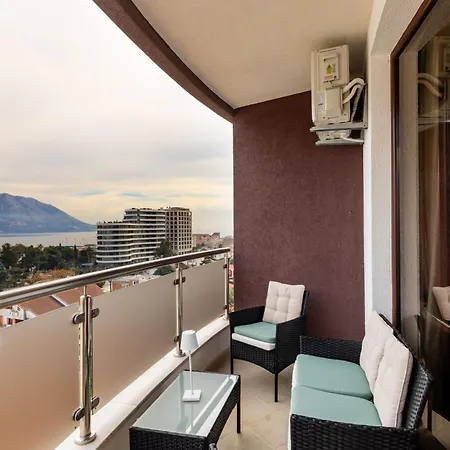 Sea View Apartment *
